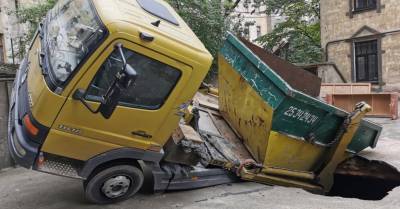 ФОТО, ВИДЕО: На улице Рудольфа в яму провалился автомобиль