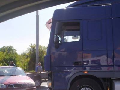 На Феофании в Киеве грузовик DAF протаранил легковушку: образовался затор