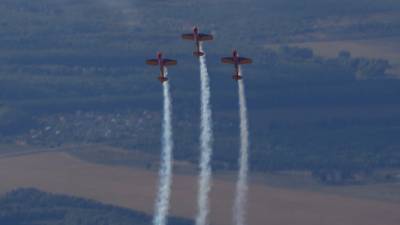 Тройка Як-52 из группы «Первый полёт» исполнила 11 мёртвых петель подряд — видео