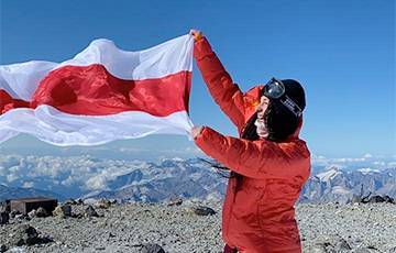 Белоруска подняла бело-красно-белый флаг на Эльбрус
