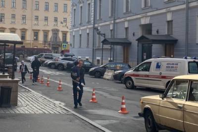Петербуржцы жалуются на «странных» людей, захвативших Чебоксарский переулок