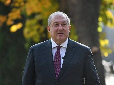 Президент Армении наградил медалями медиков за вклад в борьбу с коронавирусом