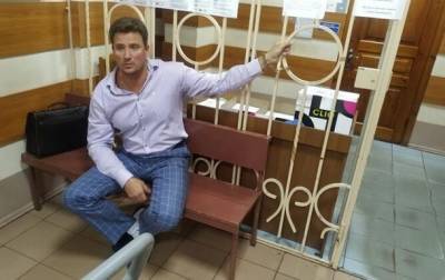 В Краматорске адвокат приковал себя в зале суда