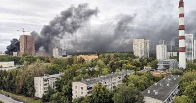 Пожар охватил здание на западе Москвы