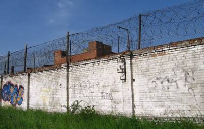 Во Львове ночью двух заключенных сняли с ограды колонии
