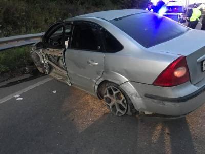 В Смоленской области машина влетела в ограждение на трассе