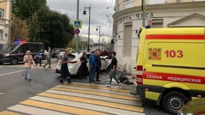 Кроссовер снес двух пешеходов в центре Москвы