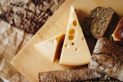Как отличить настоящий сыр от суррогата, рассказал Россельхознадзор