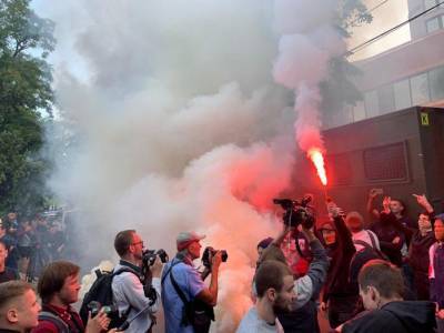 В Киеве проходят протесты сразу под двумя телеканалами