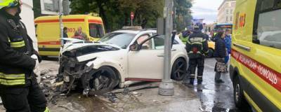 В Москвы водитель Ifiniti сбил пешеходов на тротуаре