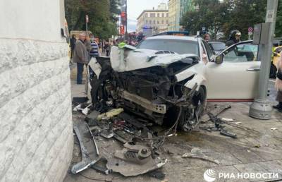 ДТП в Москве на Остроженке: иномарка пролетела на красный, пострадали два пешехода