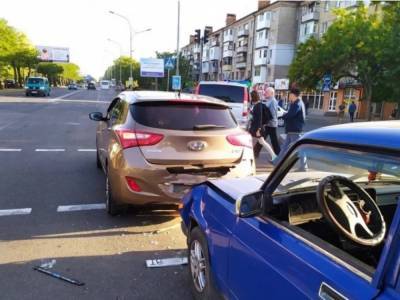 В Николаеве на перекрестке водитель «ВАЗ» врезался в Hundai: образовалась пробка