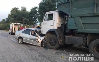 В Киевской области автомобиль врезался в грузовик, есть жертвы