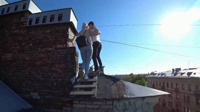В Санкт-Петербурге молодой человек и девушка сорвались с крыши