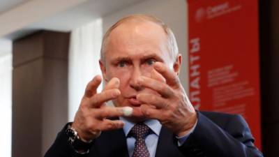 Путин вернул институт политруков и повысил оклады судьям
