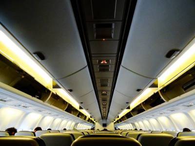Зараженная коронавирусом пассажирка заразила 15 других в самолете