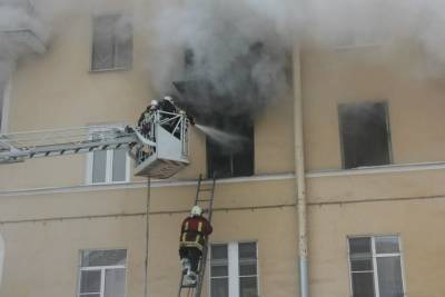 Четырех подростков спасли из горящего заброшенного здания в Колпино