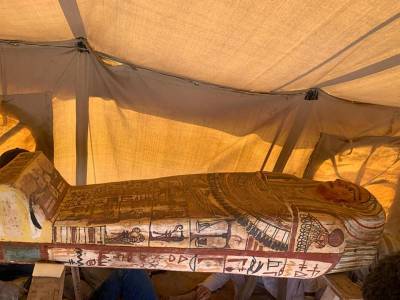 Пролежали в земле 2500 лет: В Египте нашли десятки древних саркофагов