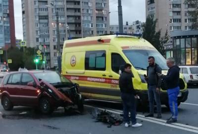 Машина скорой помощи развалила легковушку на Товарищеском проспекте