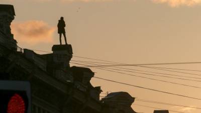 Фото ценой в жизнь: Парень с девушкой разбились после прогулки по крышам в Петербурге