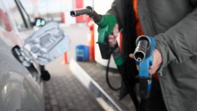 Копейка руль бережет: оптовые цены на бензин снизились впервые почти за полгода