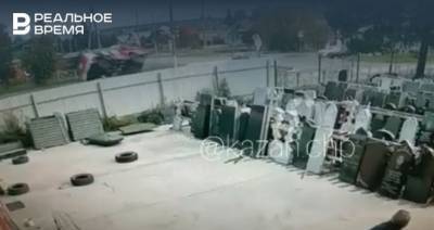 В Казани на видео попало, как легковушка едва не опрокинула пожарный автомобиль