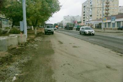 В Оренбурге перекрытая дорога доставляет людям неудобства