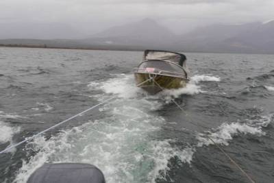 В Бурятии рыбак и двое детей оказались на Байкале в лодке со сломанным мотором