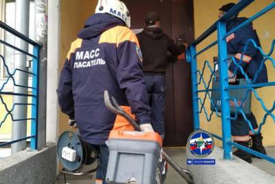 На волоске от гибели: спасатели сняли новосибирца с карниза 9 этажа