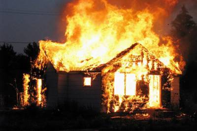 Большой частный дом сгорел в Ивановской области вечером