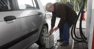 В России впервые с апреля снизились цены на бензин