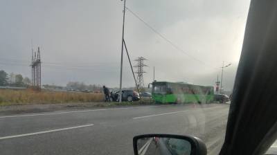 В Тюмени у Преображенского пробка из-за аварии с автобусом