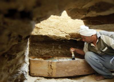 Археологи обнаружили 27 нетронутых саркофагов в Египте