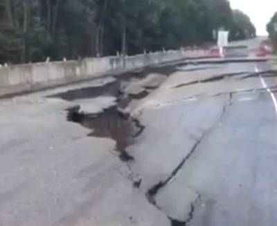 На трассе в Бурятии после ночного землетрясения появился гигантский разлом. Видео