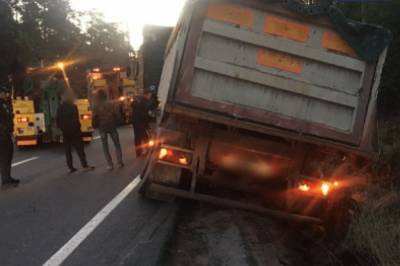 В Киеве посреди шоссе перевернулась фура: копы перекрыли дорогу