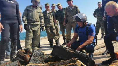В Крыму с затонувшего теплохода подняли 8500 единиц взрывчатки - фото