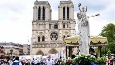 Во Франции восстановили первые статуи шпиля собора Нотр-Дам-де-Пари