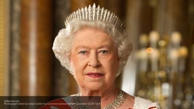 Королеве Елизавете II понравился портрет с синими волосами и тату на шее