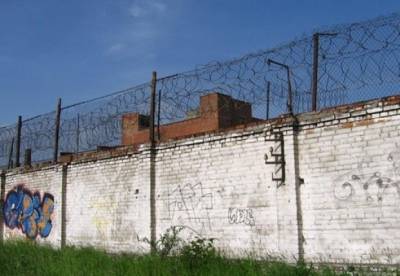Во Львове двух заключенных сняли с ограды колонии
