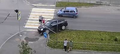 Водитель иномарки в Петрозаводске чуть не сбил женщину с ребенком на пешеходном переходе (ВИДЕО)