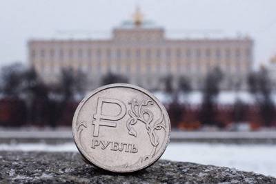 Рубль снижается к доллару и мало меняется к евро