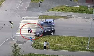 В Петрозаводске автомобиль чуть не сбил женщину с ребенком на пешеходном переходе