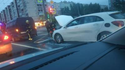 Водитель и пассажир каршеринга скрылись с места ДТП на Большевиков