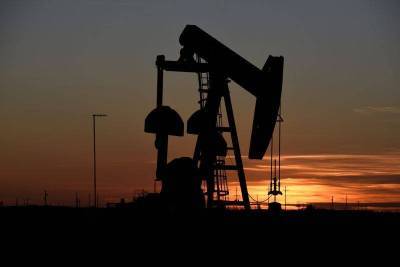 Нефть слабо дешевеет на фоне снижения угрозы шторма, опасения о спросе сохраняются