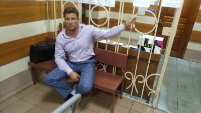 Украинский адвокат приковал себя наручниками в здании суда