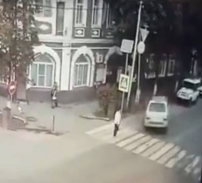 Машина вылетела на пешеходный переход и чудом не сбила женщину (видео)
