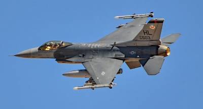 Истребитель F-16 уронил макет авиабомбы на польский город во время полета