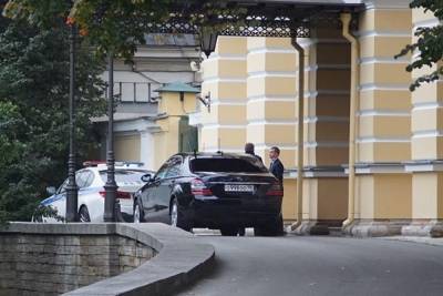 Петербургские чиновники в день отказа от автомобилей приехали на работу на служебных машинах