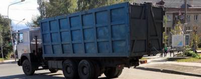 В Новосибирске под колесами мусоровоза погиб 62-летний мужчина