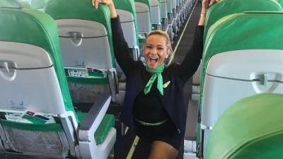 Конкурентка Волочковой: стюардесса из Голландии села на шпагат в самолете